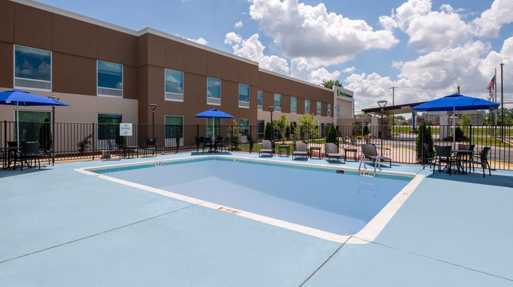 Holiday Inn Express & Suites Wilson I-95 Pool