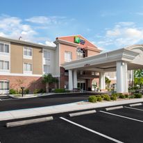Holiday Inn Express Hotel & Suites