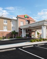 Holiday Inn Express Hotel & Suites