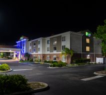 Holiday Inn Express Hotel & Suites Exterior