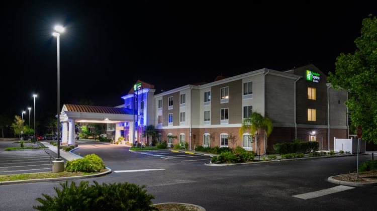 Holiday Inn Express Hotel & Suites Exterior