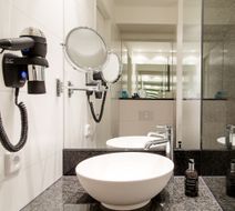 Motel One Cologne-Neumarkt Room