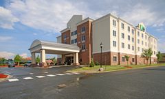 Holiday Inn Express & Suites Charlotte N