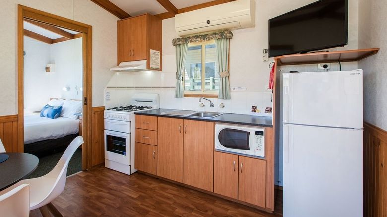 <b>Discovery Parks Lake Hume Room</b>. Images powered by <a href="https://www.leonardoworldwide.com/" title="Leonardo Worldwide" target="_blank">Leonardo</a>.