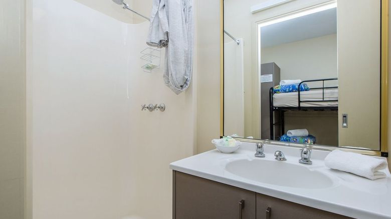 <b>Discovery Parks Lake Hume Room</b>. Images powered by <a href="https://www.leonardoworldwide.com/" title="Leonardo Worldwide" target="_blank">Leonardo</a>.