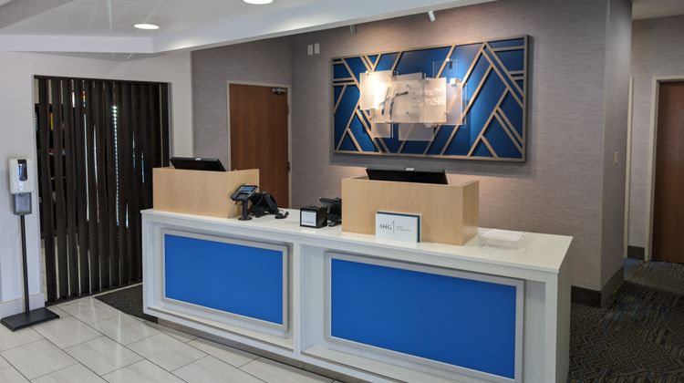 Holiday Inn Express Hotel & Suites Exterior