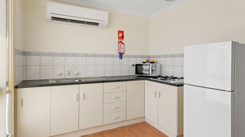 <b>Discovery Parks Roxby Downs Room</b>. Images powered by <a href="https://www.leonardoworldwide.com/" title="Leonardo Worldwide" target="_blank">Leonardo</a>.