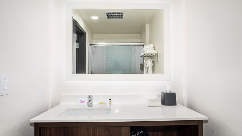 <b>Holiday Inn Glendale-Stadium & Ent Dist Room</b>. Images powered by <a href="https://www.leonardoworldwide.com/" title="Leonardo Worldwide" target="_blank">Leonardo</a>.