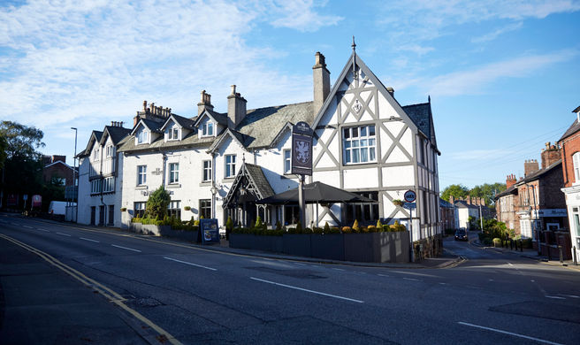De Trafford Hotel Exterior