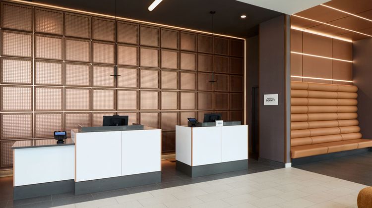 Courtyard Montreal Laval Lobby