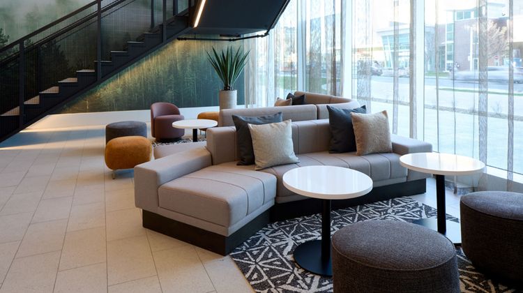 Courtyard Montreal Laval Lobby