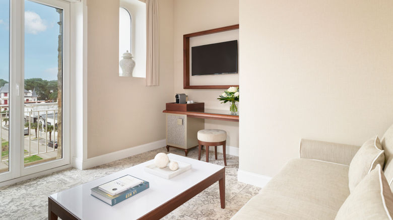 <b>Le Royal Thalasso Barriere Suite</b>. Images powered by <a href="https://www.leonardoworldwide.com/" title="Leonardo Worldwide" target="_blank">Leonardo</a>.