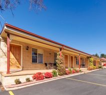 Black Gold Country Cabins and Motel Exterior
