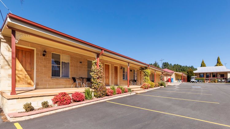 Black Gold Country Cabins and Motel Exterior