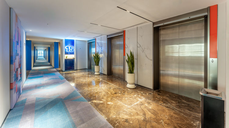 Holiday Inn Express South Lobby