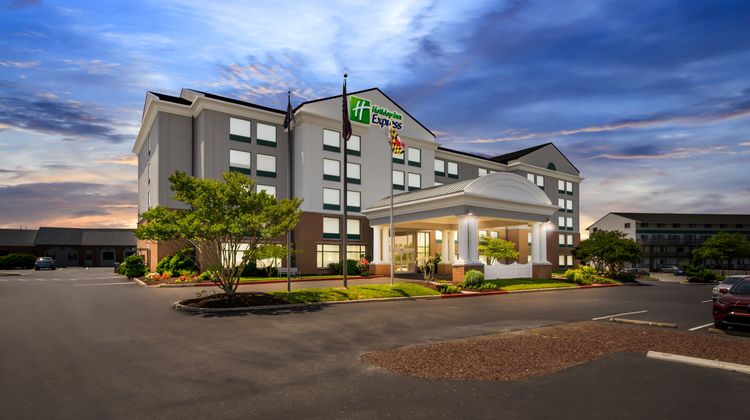 Holiday Inn Express & Suites Exterior