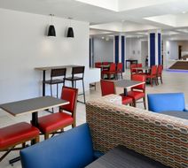Holiday Inn Express Hotel & Suites Exterior
