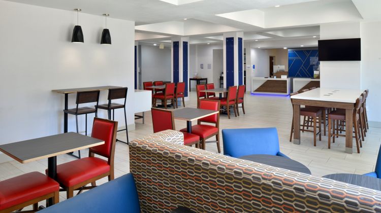 Holiday Inn Express Hotel & Suites Exterior