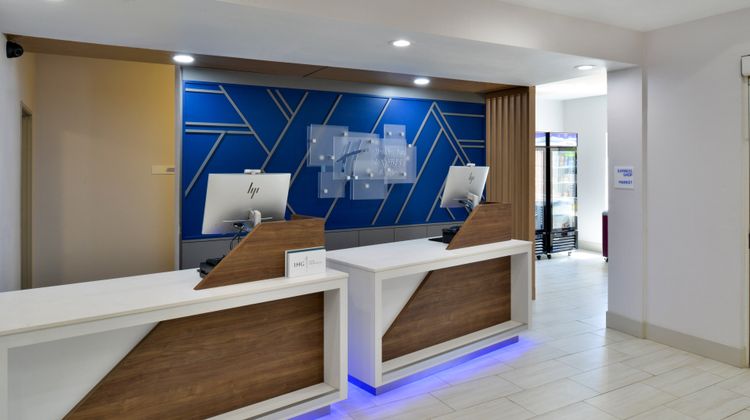 Holiday Inn Express Hotel & Suites Exterior