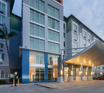 Holiday Inn Exp Miami Arpt Blue Lagoon Exterior