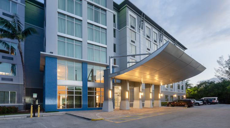 Holiday Inn Exp Miami Arpt Blue Lagoon Exterior