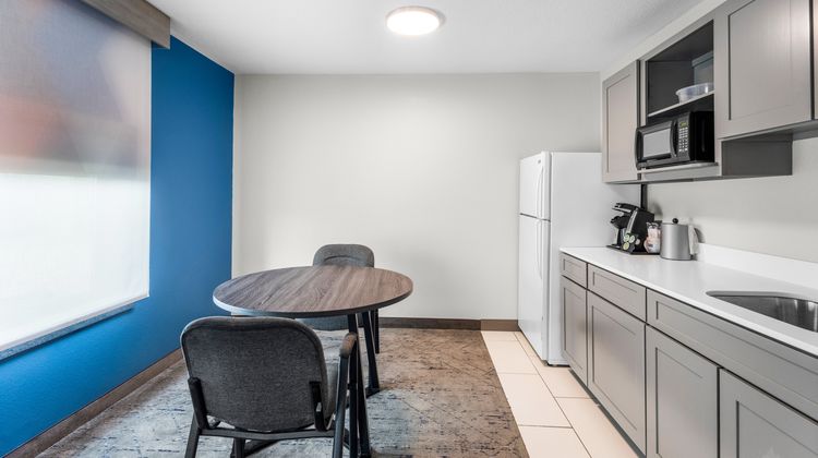 Holiday Inn Express Hotel & Stes SE Room