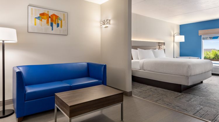 Holiday Inn Express & Suites Tuscaloosa- Suite