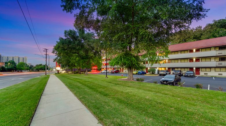 <b>Red Roof PLUS+ Washington DC -Alexandria Exterior</b>. Images powered by <a href="https://www.leonardoworldwide.com/" title="Leonardo Worldwide" target="_blank">Leonardo</a>.
