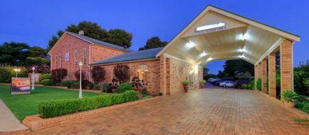 North Parkes Motel Exterior