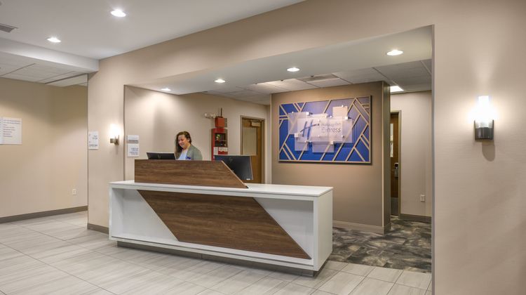 Holiday Inn Express Suites Belgrade Exterior