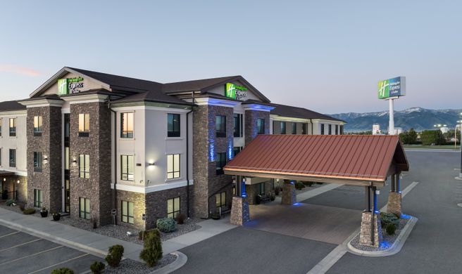 Holiday Inn Express Suites Belgrade Exterior