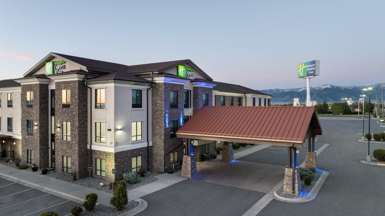 Holiday Inn Express Suites Belgrade Exterior