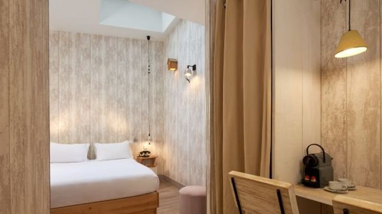 <b>Les Plumes Hotel Paris Room</b>. Images powered by <a href="https://www.leonardoworldwide.com/" title="Leonardo Worldwide" target="_blank">Leonardo</a>.