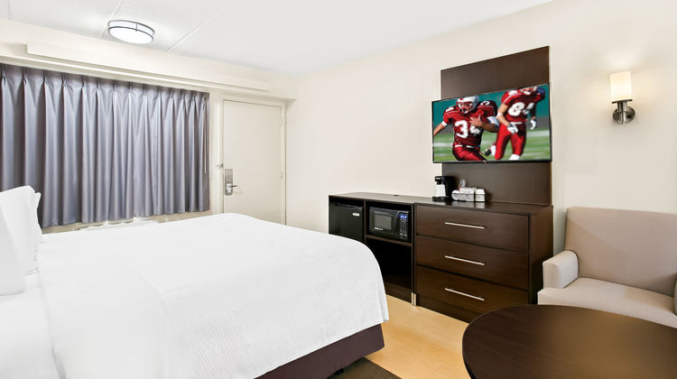 Red Roof PLUS+ Baltimore BWI Airport Room
