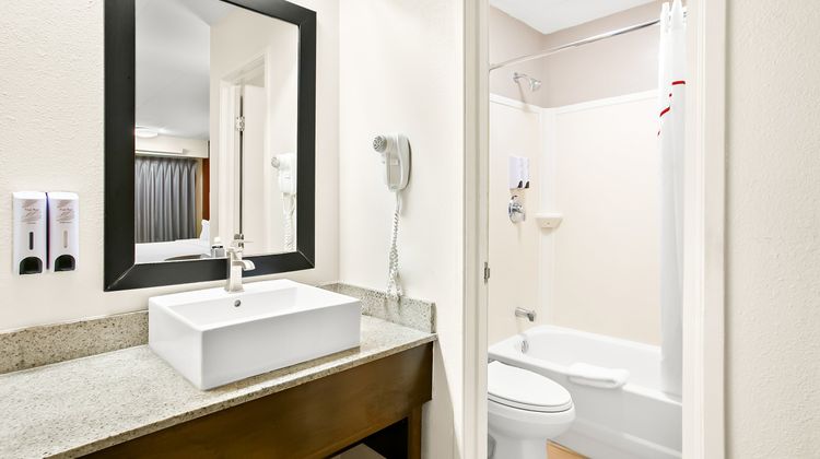 Red Roof PLUS+ Baltimore BWI Airport Room
