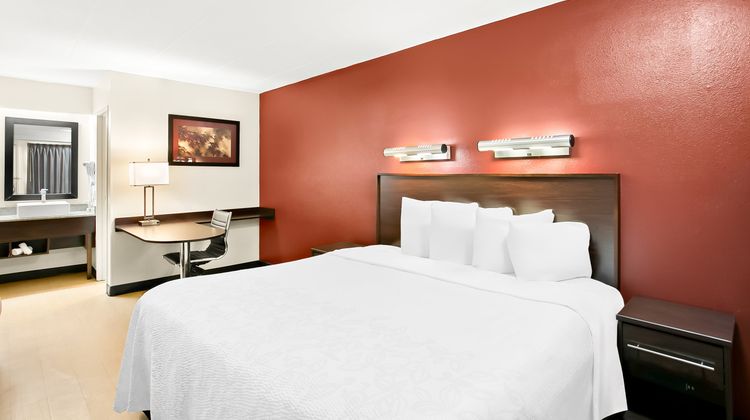 Red Roof PLUS+ Baltimore BWI Airport Room