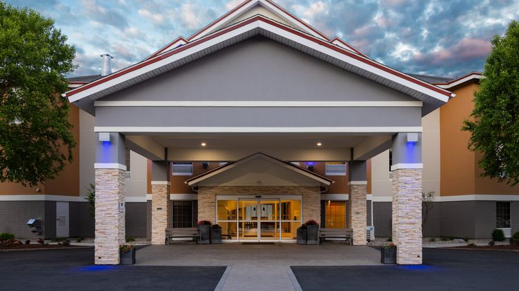 Holiday Inn Express & Suites Brattleboro Exterior