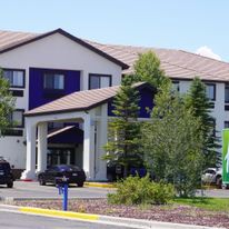 Holiday Inn Express Hotel & Suites