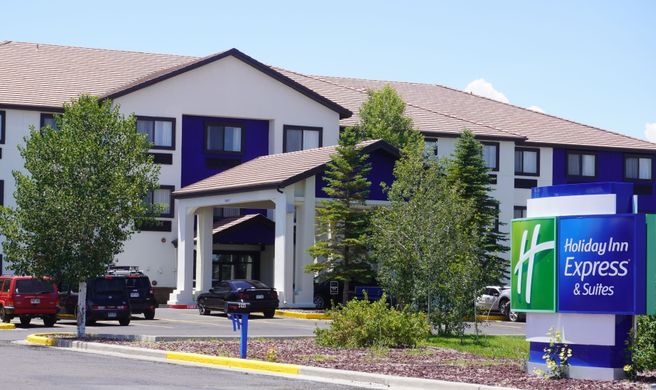 Holiday Inn Express Hotel & Suites Exterior