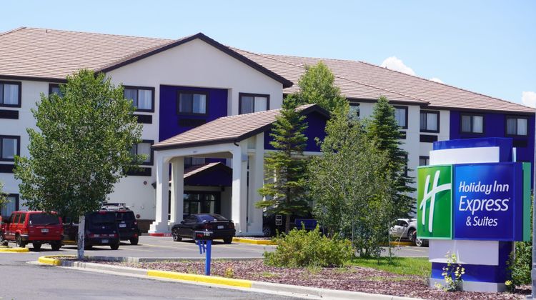 Holiday Inn Express Hotel & Suites Exterior