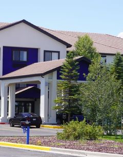 Holiday Inn Express Hotel & Suites