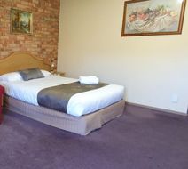 Pines Country Club Motor Inn Room