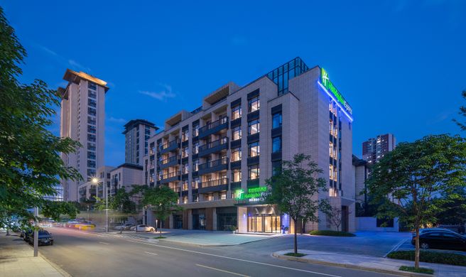 Holiday Inn Express North Station Exterior