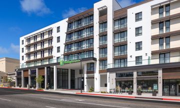 Holiday Inn & Suites Monterey Park