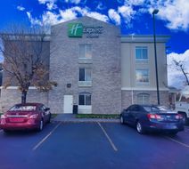 Holiday Inn Express & Suites Exterior