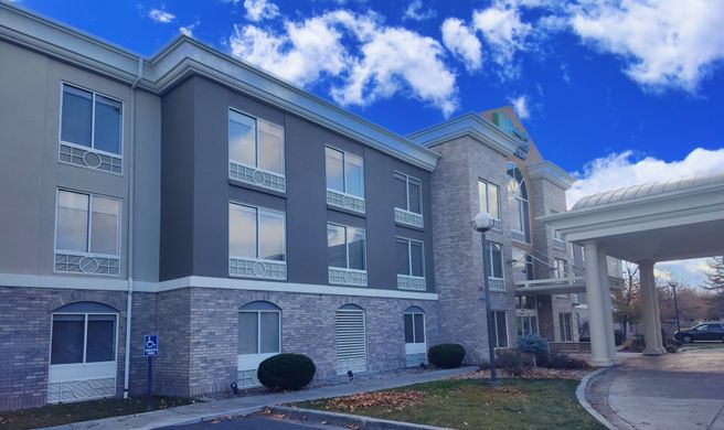 Holiday Inn Express & Suites Exterior