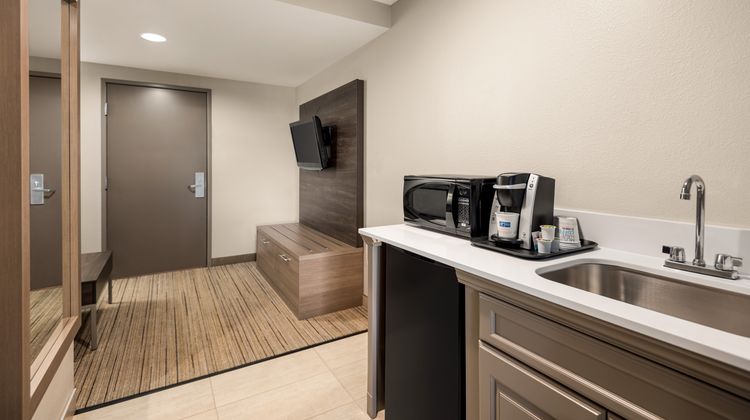Holiday Inn Express Hotel & Suites Suite