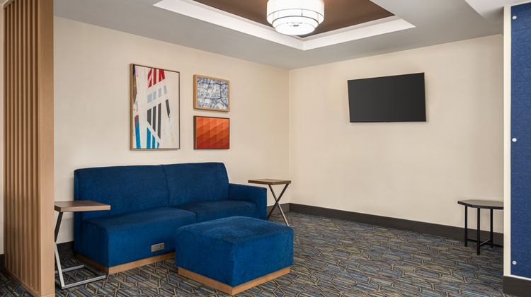 Holiday Inn Express Hotel & Suites Exterior