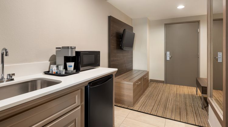Holiday Inn Express Hotel & Suites Suite
