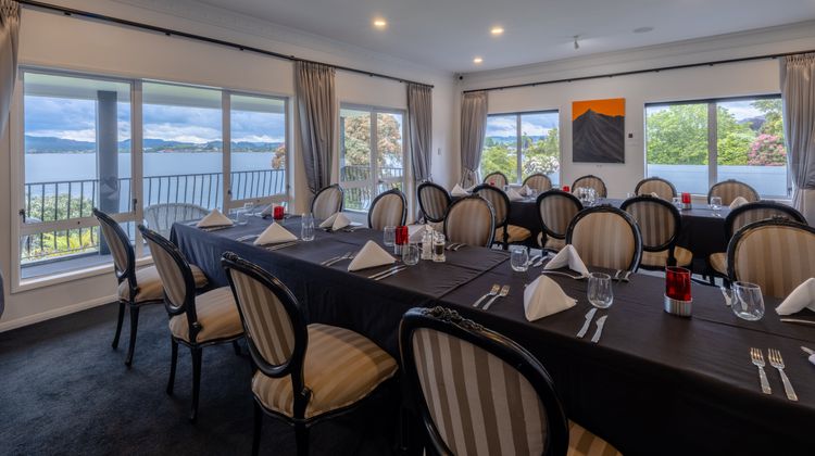Black Swan Lakeside Boutique Hotel Restaurant